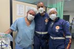 Dr. Uenserson (no centro) com o pediatra pediatra Matheus Cunha Mendonça e a enfermeira Thaís Carvalho
